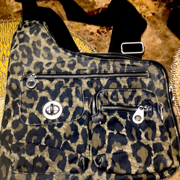 Baggallini Handbags - Baggallini leopard crossbody